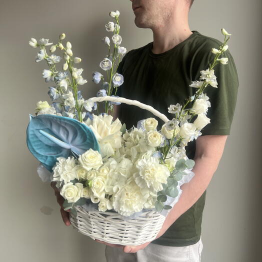 Корзина белая с дельфиниумами
