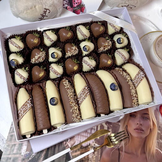 Клубника 21-12 шт. и бананы 10-8 шт. в Бельгийском шоколаде Callebaut. Подарочный набор 1167. Leora chocolate