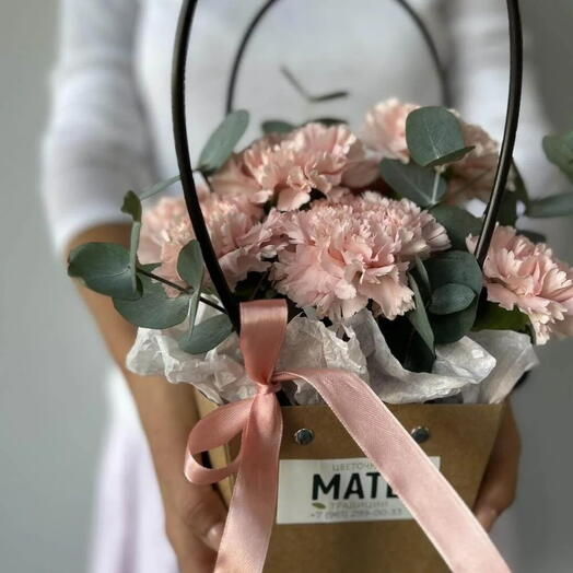 Композиция из розовых диантусов 7 шт и свежего эвкалипта 3 шт
