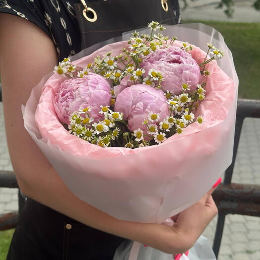 Букет из пионов с ромашками