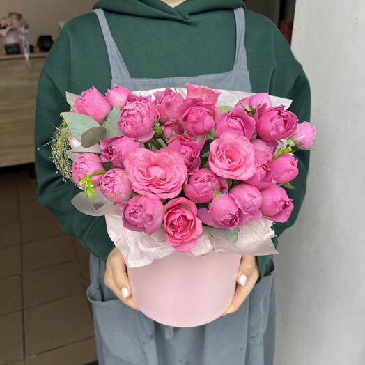 Яркая композиция из пионовидных кустовых роз