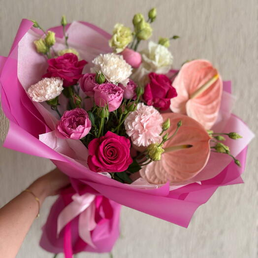 букет сборный из антуриума, розовых роз, кустовых роз, эустом 💗