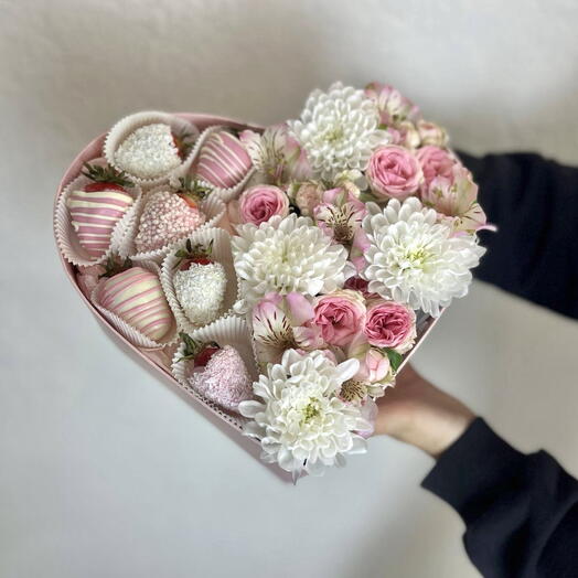 Коробка сердце с клубникой в шоколаде