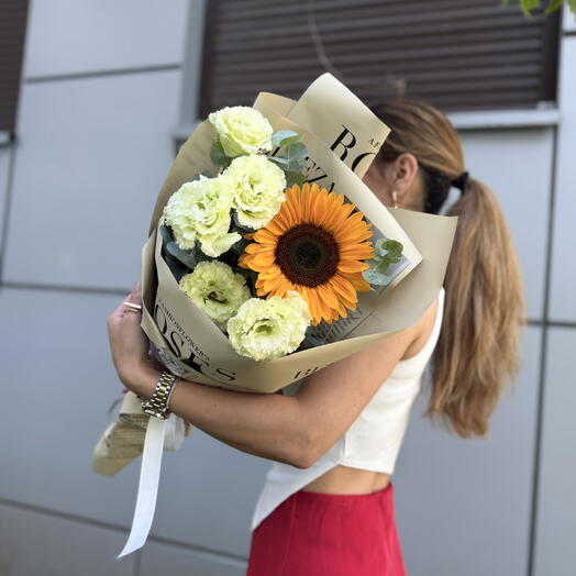 Стойкий букет «Тёплый рассвет: подсолнухи и эустомы» 🌅🌻