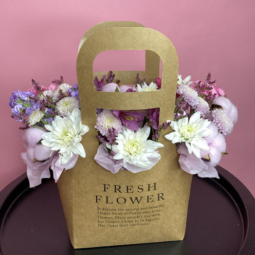 Композиция в сумочке с маттиолой