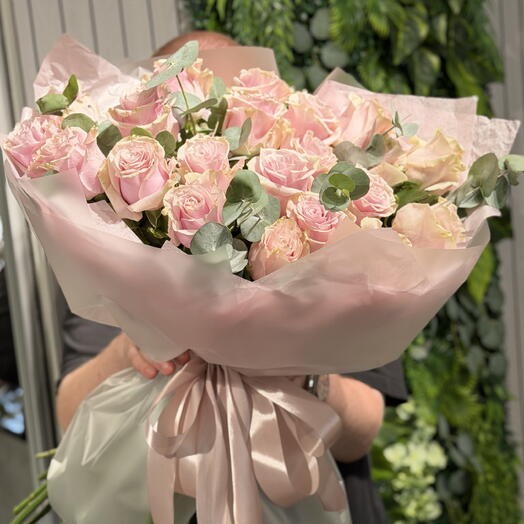 Букет из нежной розы Pink mondial с эвкалиптом