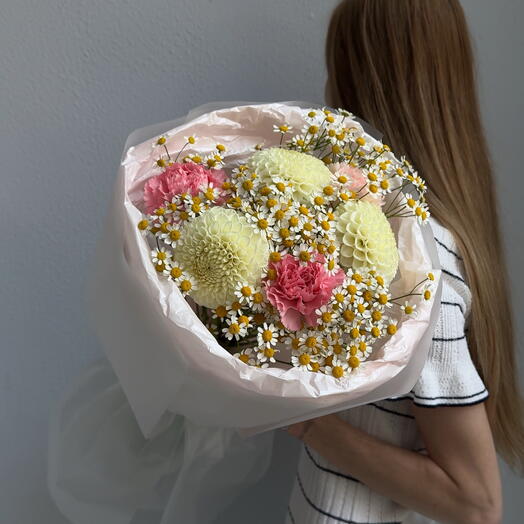 Летний букет с георгинами и ромашкой