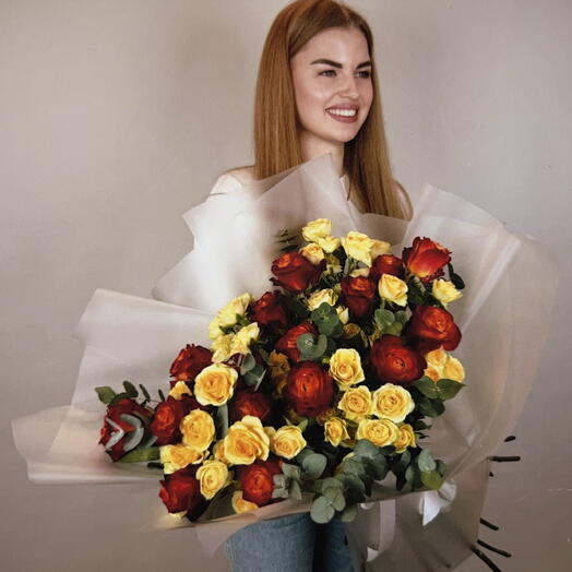 Большой букет роз / Кустовые розы, оранжевые розы, эвкалипт