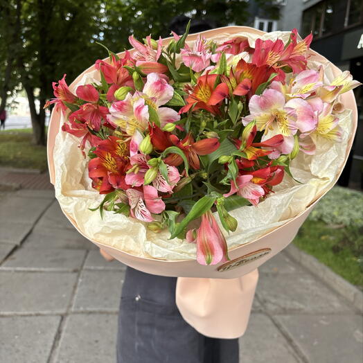 Букет с альстромерией