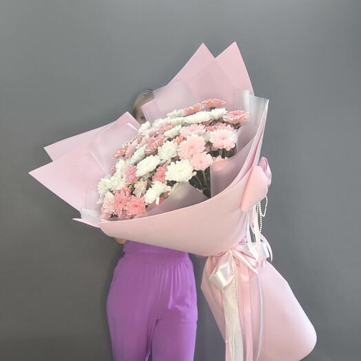 Букет-гигант из розовых и белых хризантем