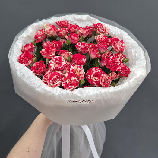 Букет из 7 кустовых роз