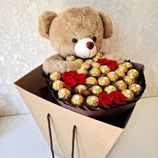 Букет из конфет Ferrero Rocher с мягкой игрушкой