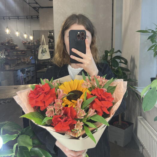 Сборный букет с подсолнухом