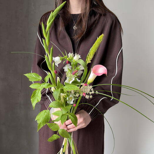 Букет-комплимент: гладиолус, калла, сангисорба, кампанула и зелень