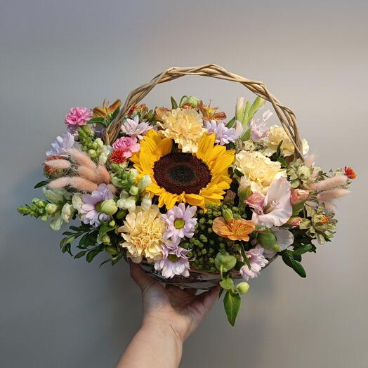 Яркая летняя корзина с подсолнухом, гладиолусом и лагурусом