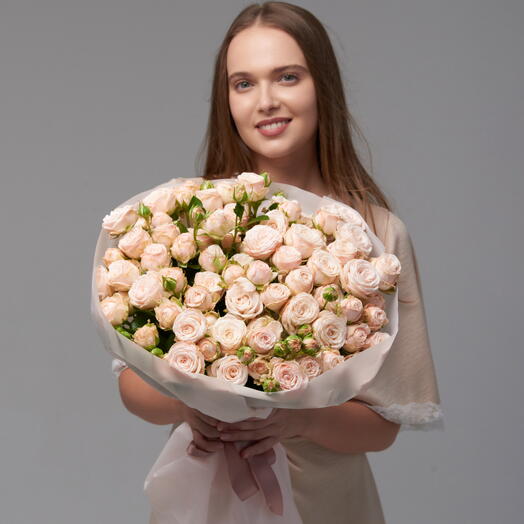 Букет из нежно-пастельной кустовой розы "Клубничный маршмелоу"