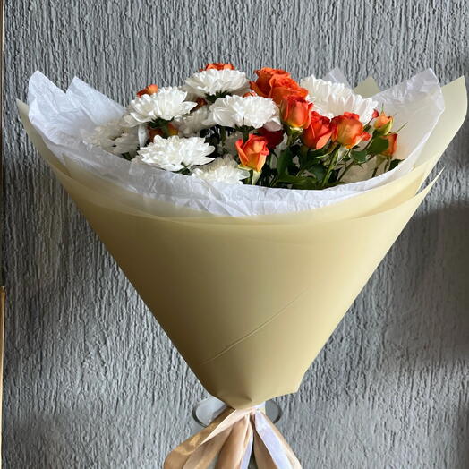 Букет из хризантемы и кустовой розы