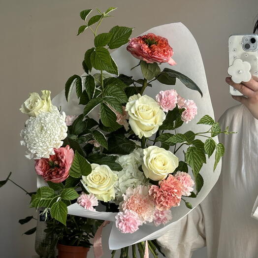 Интерьерный букет готовый - листья малины, гортензия, белые розы, пионовидные розы, хризантема, гвоздики