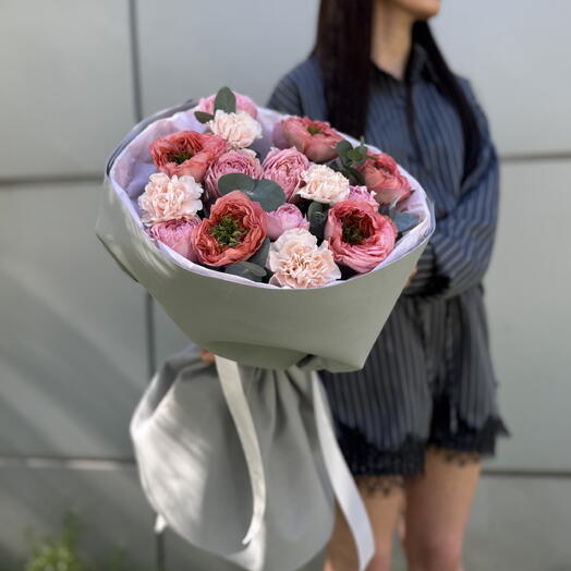 Эксклюзивный букет «Гармония оттенков 🌸🎀»из пион роз сорта Мондарин , диантусов ,кустовые розы Джульетта 🩷