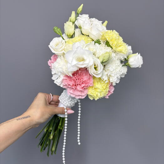 Букет невесты из диантусов, эустомы и фрезий с жемчугом