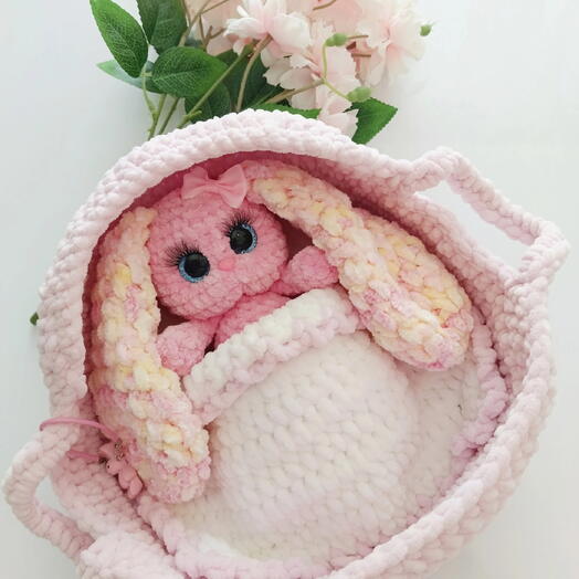 Игрушка зайка в люльке вязаная