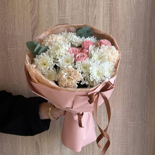 Букет из диантусов, хризантемы и кустовой розы