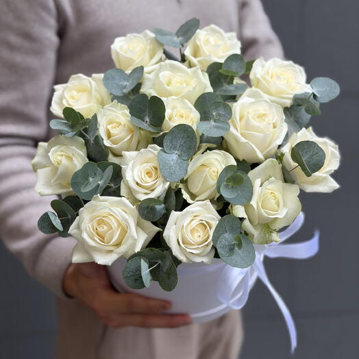 Коробка из белых роз