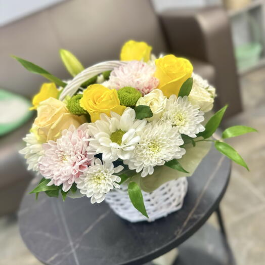 Корзинка С желтыми розами