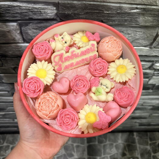 Коробочка из шоколадных цветов💐 с надписью любимой мамочке