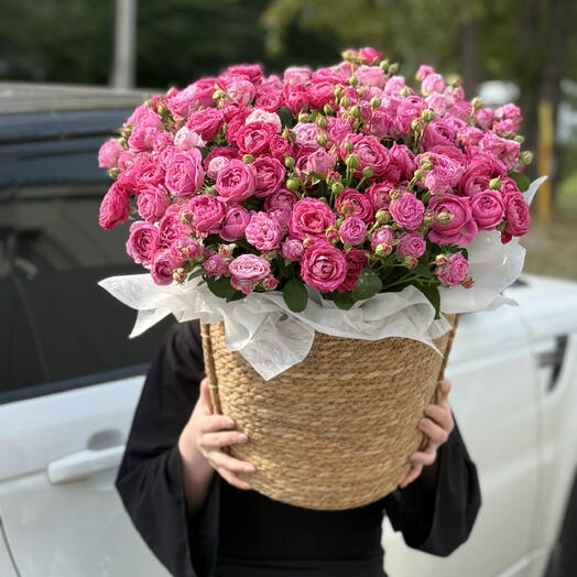 Кустовые яркие розы в плетеной корзине
