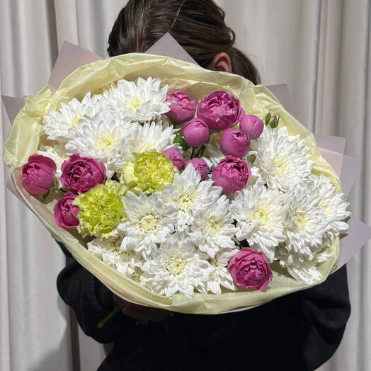 Букет из кустовых роз и хризантем