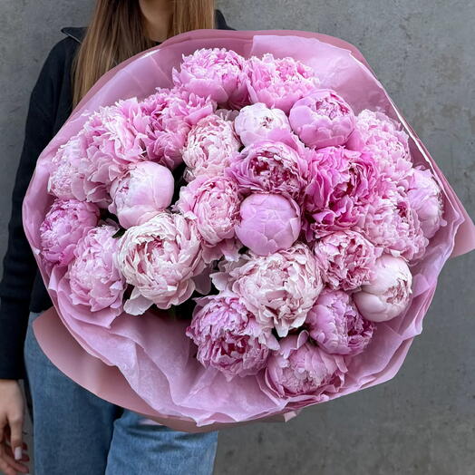Нежный букет из розовых пионов