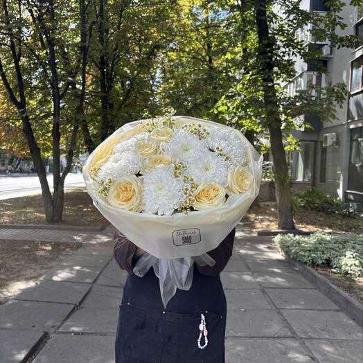 Букет с одноголовыми хризантемами и пионовидными розами