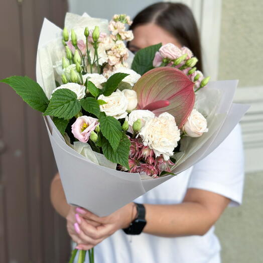 Нежный букет из антуриума, кустовых роз, эустомы и маттиолы