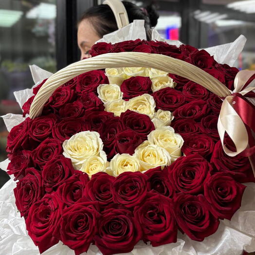 Большая корзина из 51 розы