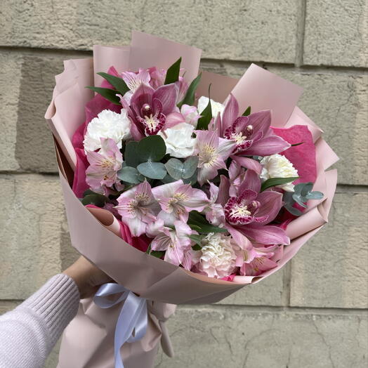 Букет 🌸 «Пудровая симфония» 🎀 из орхидей, альстромерии и диантусов🩷