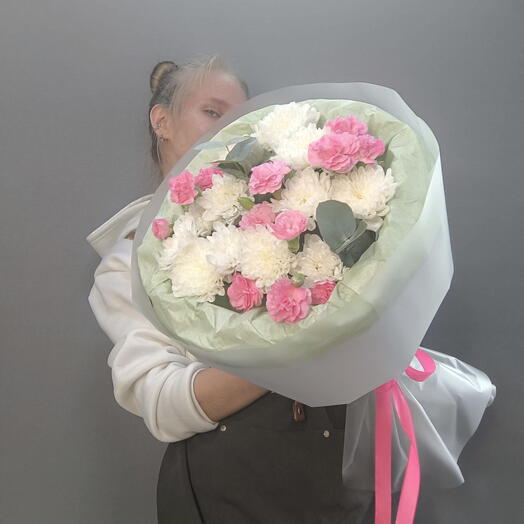 Букет из кустовых гвоздик и хризантем