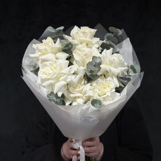 Монобукет из французской розы плайя «White love» с эвкалиптом