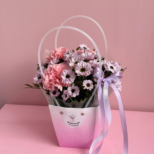 Композиция из хризантем и диантусов в сумочке💜🩷