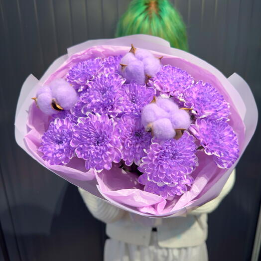 Букет «Purple Cotton» 💜 фиолетовые хризантемы и дизайнерский фиолетовый хлопок