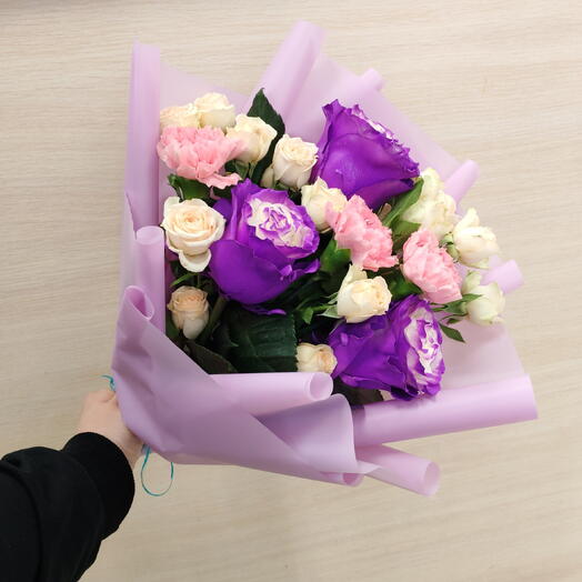 Букет роз и диантусов 💕