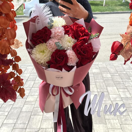 Букет с французскими розами и стойкими диантусами ️