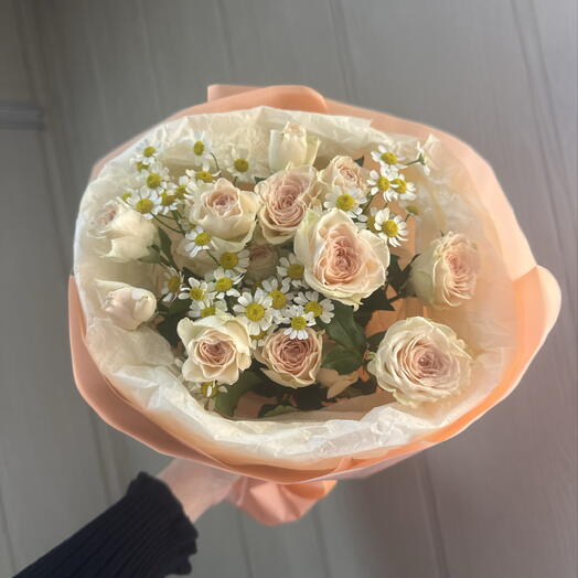 Кустовые розы с ромашкой