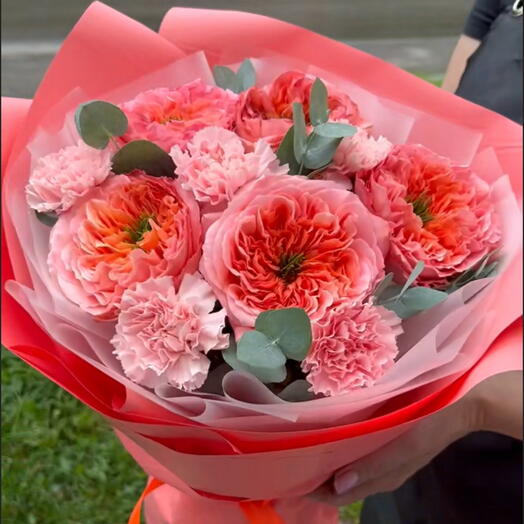 Авторский букет / пионовидные розы / мандарин Expression/ Dianthus/ эвкалипт