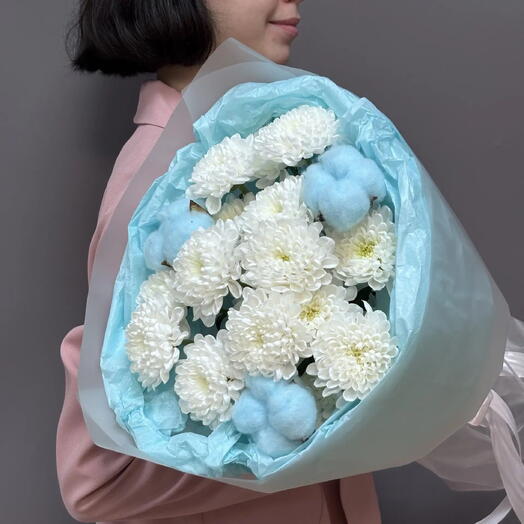 Букет из белой хризантемы и хлопка