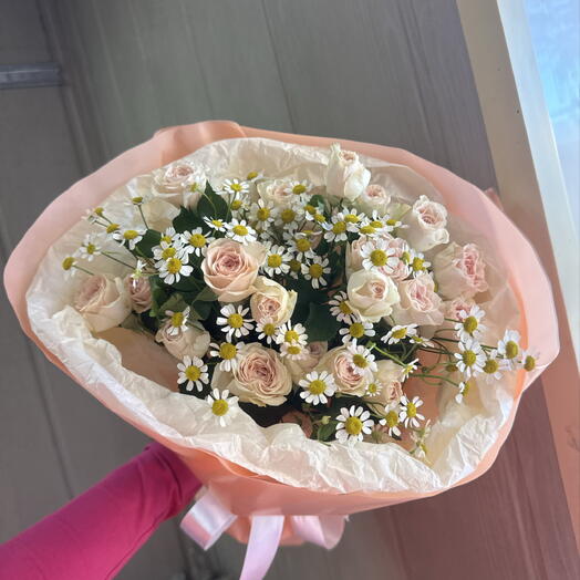 Букет из кустовых роз и ромашек