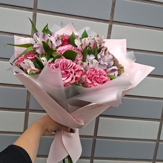 Прекрасного дня💖Букет из роз,альстромерии и рускуса