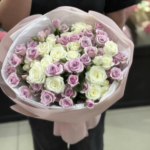 Букет из кустовых роз микс🤍💜