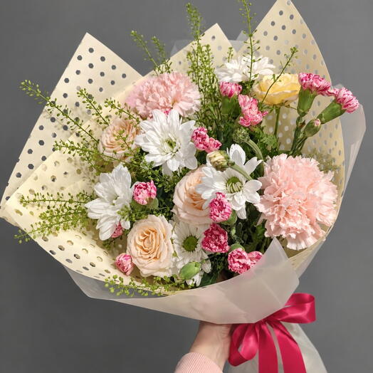 Милый полевой букет с розой и кустовым диантусом 💐