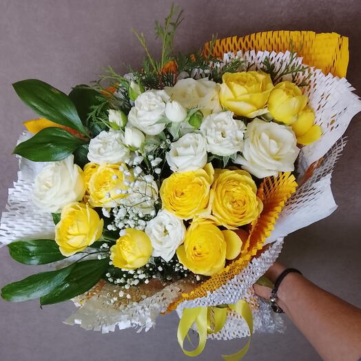Пионовидные кустовые розы с гипсофилой 💛